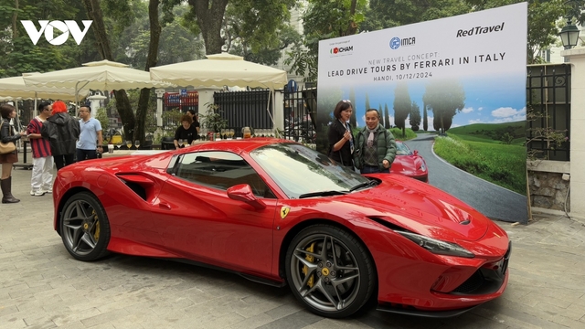 Du khách trải nghiệm lái siêu xe Ferrari khi tới Italy