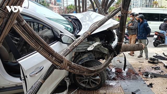Xe ô tô nổ lốp, mất thắng, đâm vào đường hoa ven biển ở Đà Nẵng