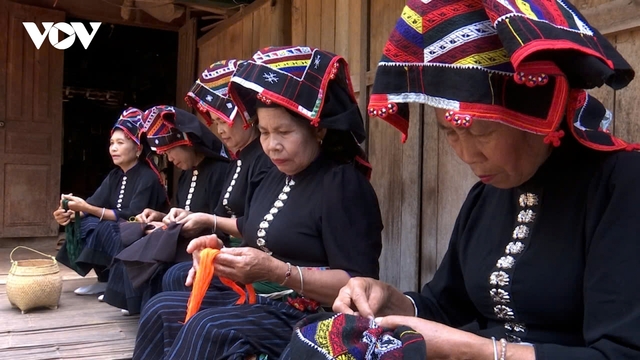 Thăm bản du lịch cộng đồng gắn với nông thôn mới ở Sơn La