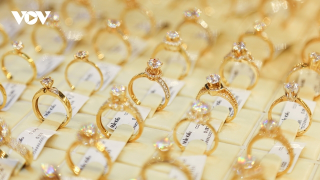 Giá vàng nhẫn cao hơn vàng miếng SJC là điều không bình thường?