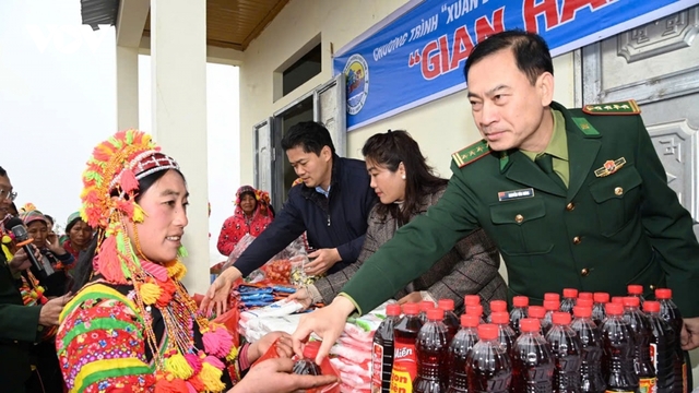 Hội xuân ấm áp trên bản làng người La Hủ ở Lai Châu