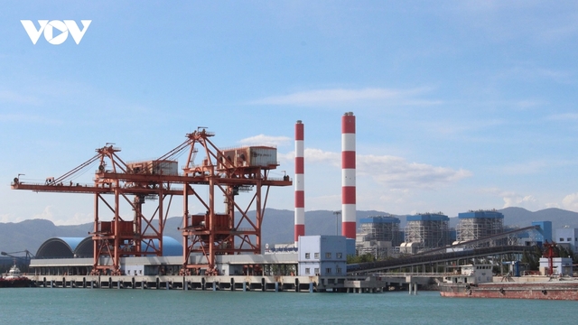 Bụi đen từ Trung tâm Điện lực Vĩnh Tân phát tán vào nhà dân ở Bình Thuận