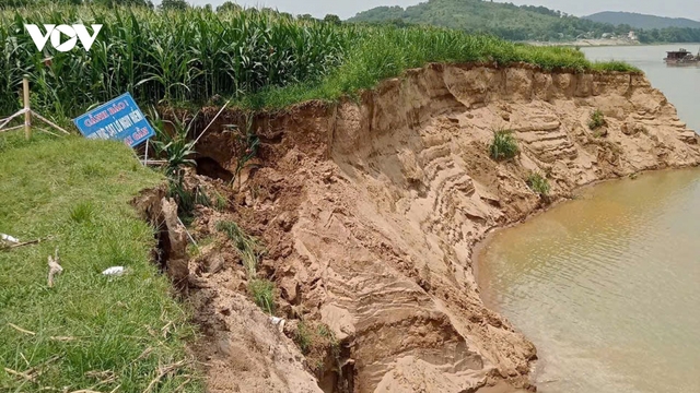 Kiến nghị tạm dừng khai thác mỏ cát gây sạt lở đe dọa an toàn kè sông Mã