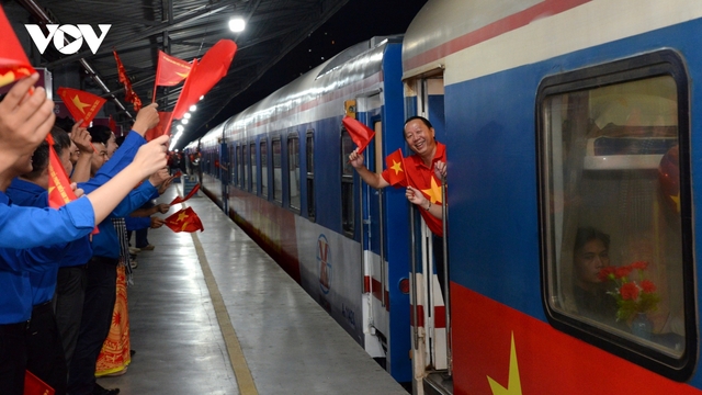 Đoàn tàu đặc biệt "50 năm non sông nối liền một dải" rời ga Sài Gòn