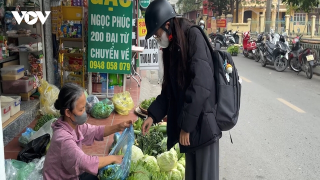 Giá cả leo thang, bà nội trợ bóp chặt chi tiêu, tiểu thương “xé lẻ” 2-3 nghìn đồng cũng bán