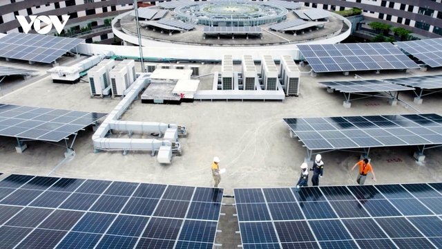 Điện mặt trời mái nhà khu công nghiệp triển khai chậm vì còn nhiều vướng mắc