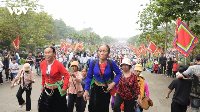 Hàng vạn người nô nức đổ về Đền Hùng trước ngày Giỗ Tổ