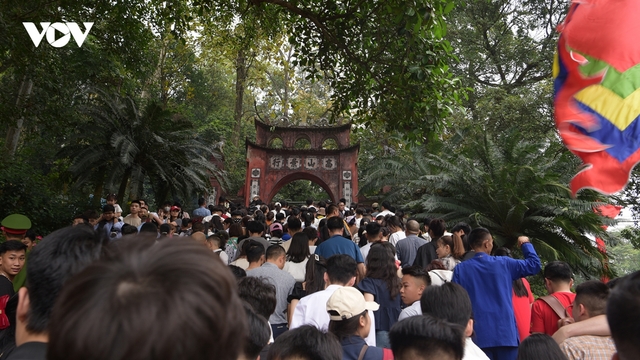 Biển người tắc nghẽn tại lối lên Đền Hạ - Khu di tích lịch sử Đền Hùng