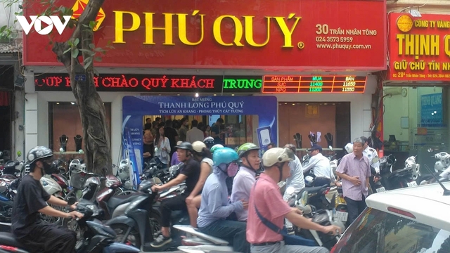 Giá vàng tăng, người dân xếp hàng từ sớm vẫn không mua được