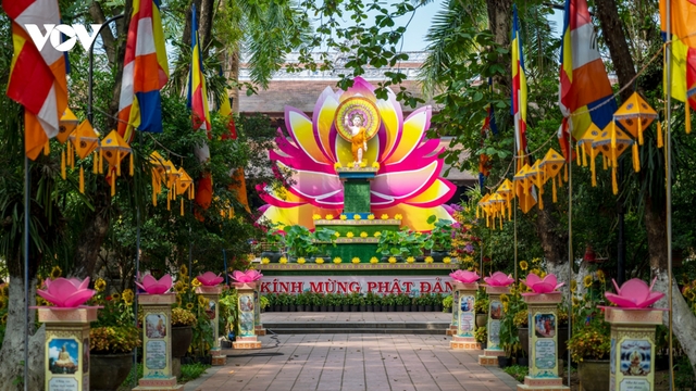 Huế trang hoàng rực rỡ chào đón lễ Phật Đản