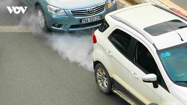 Nguyên nhân nào làm tăng khí thải độc hại từ xe ô tô, gắn máy?