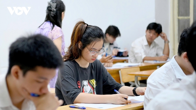 Cập nhật: Hướng dẫn giải đề thi môn thi Vật lý tốt nghiệp THPT 2025