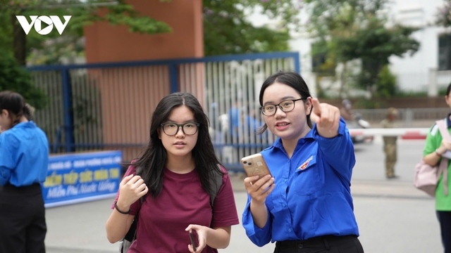 Những thí sinh đầu tiên đã có mặt làm thủ tục thi vào lớp 10 tại Hà Nội