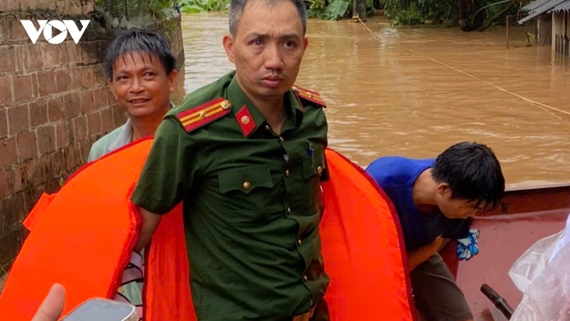 Mưa lũ, ngập lụt phải di dời hàng trăm người dân trong đêm