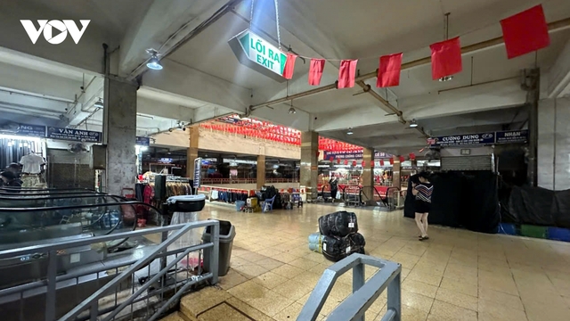 Ứng phó với quản lý thị trường: Nơi đìu hiu phủ bạt, chỗ vẫn sôi động bán mua