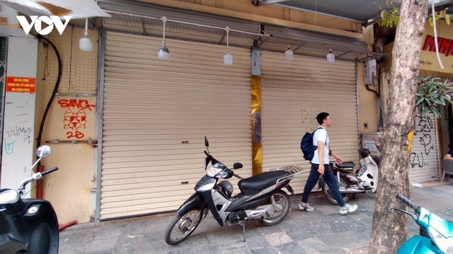 Loạt cửa hàng phố cổ Hà Nội hoạt động cầm chừng vì kiểm tra hàng hóa, thuế