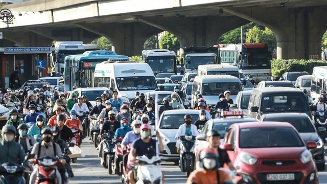 Chủ tịch Hà Nội: Nỗ lực cao nhất chuyển đổi xe máy xăng sang xe máy điện