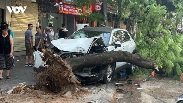 Ô tô tông liên hoàn khiến nhiều người bị thương trên phố Hà Nội