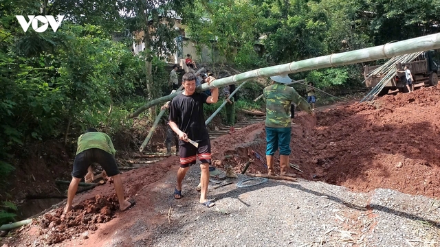 Người dân Mường Sại làm cầu tạm khắc phục sạt lở đường giao thông