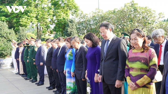 Lãnh đạo TP.HCM dâng hương tưởng nhớ Tổng Bí thư Nguyễn Văn Linh
