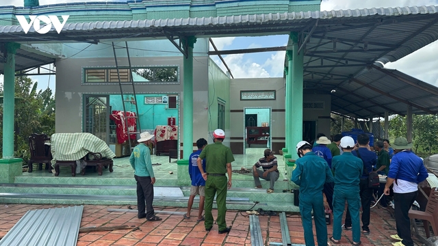 Mưa lớn kèm theo dông lốc làm tốc mái nhiều nhà dân ở Cần Thơ