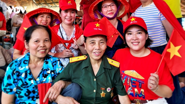 Hàng nghìn người ngồi kín vỉa hè trước 15 tiếng chờ xem tổng duyệt diễu binh
