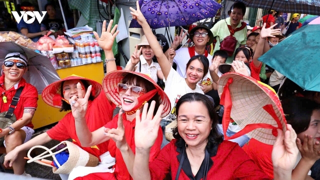 Hàng nghìn người dầm mưa, xếp hàng từ sớm chờ xem sơ duyệt diễu binh, diễu hành