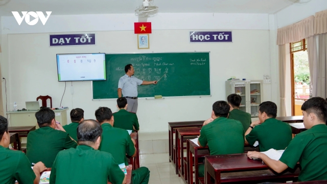 Bộ đội Biên phòng Cần Thơ học tiếng dân tộc để gần dân, hiểu dân hơn