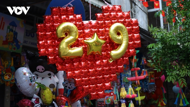 Nhộn nhịp thị trường trang trí chào mừng Quốc khánh 2/9
