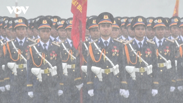 Hàng vạn chiến sĩ hiên ngang tổng hợp luyện diễu binh A80 giữa cơn mưa trắng trời
