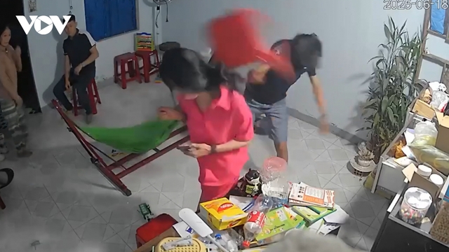 Xác minh clip người đàn ông dùng ghế nhựa đánh liên tiếp vào đầu người phụ nữ