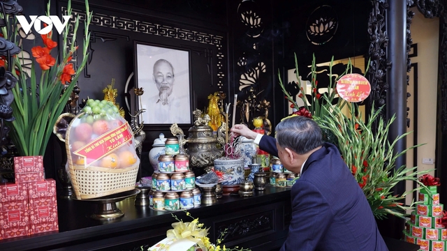 Tổng Bí thư dâng hương tưởng niệm Chủ tịch Hồ Chí Minh tại Nhà số 48 Hàng Ngang