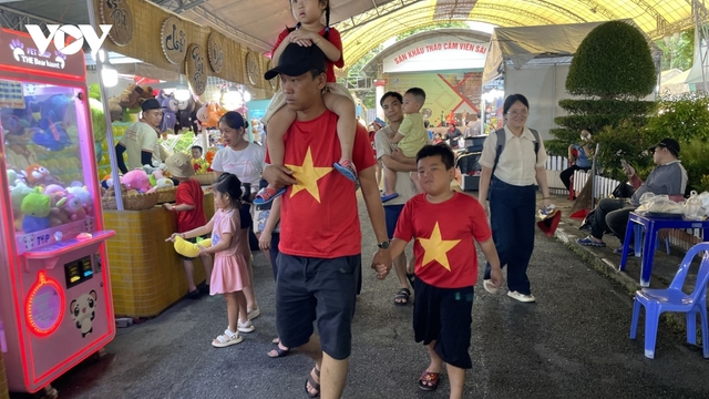 Không khí lễ hội 2/9 rộn ràng tại các điểm vui chơi ở TP.HCM