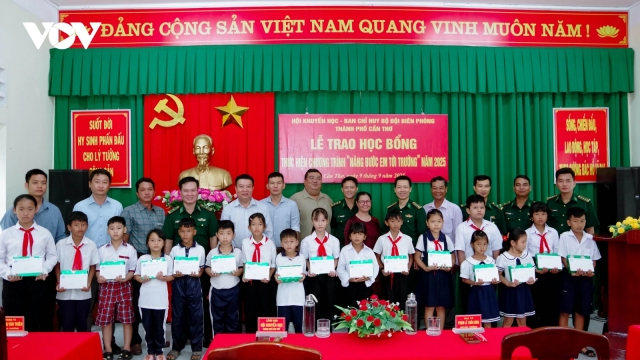 Cần Thơ trao 200 suất học bổng cho học sinh nghèo khu vực biên giới biển
