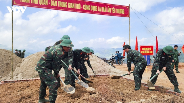 Thần tốc dựng nhà mới cho người dân vùng lũ Điện Biên