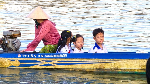 Học sinh Đất Mũi đi vỏ lãi, vượt khó đến trường