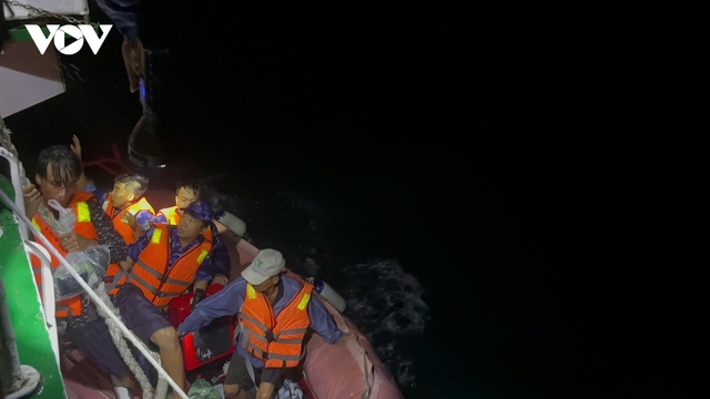 Tàu cá bị chìm, 4 ngư dân trôi dạt trên biển trong đêm tối