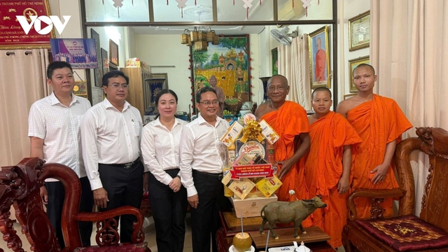 MTTQ TP.HCM chúc mừng lễ Sen Dolta, thắt chặt tình đoàn kết với đồng bào Khmer