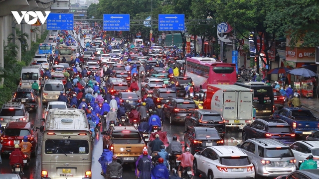 Đường phố Hà Nội ùn tắc cục bộ do mưa to từ hoàn lưu bão số 10