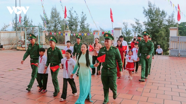 Rộn ràng khai giảng năm học mới từ Trường Sa, đặc khu Cô Tô cho đến phố thị