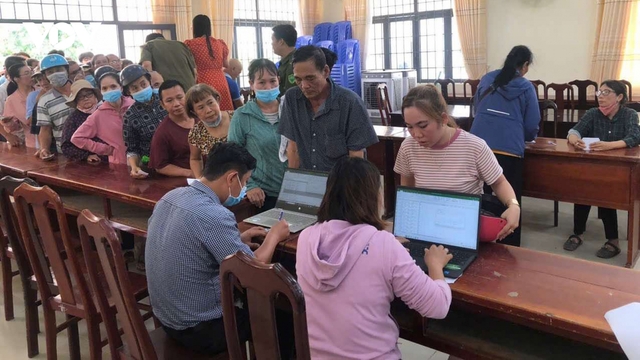 Người dân các địa phương phấn khởi nhận quà dịp Quốc khánh 2/9