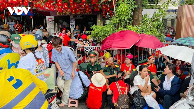 Người dân đội nắng mưa giữ chỗ chờ xem diễu binh 80 năm Quốc khánh 2/9