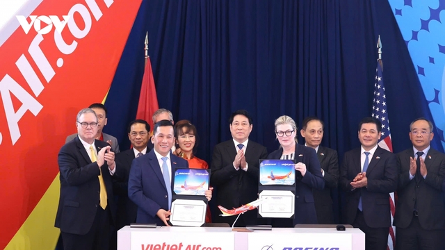 Chủ tịch nước dự lễ bàn giao máy bay Boeing 737-8 đầu tiên cho Vietjet