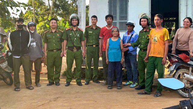 Công an xã ở Quảng Ngãi băng rừng cứu cụ bà 95 tuổi bị lạc nhiều giờ trong rừng