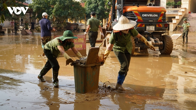 Công an Thái Nguyên cùng người dân làm sạch “biển bùn” sau bão