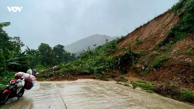 Mưa to gây ngập lụt, sạt lở nhiều nơi ở Đà Nẵng