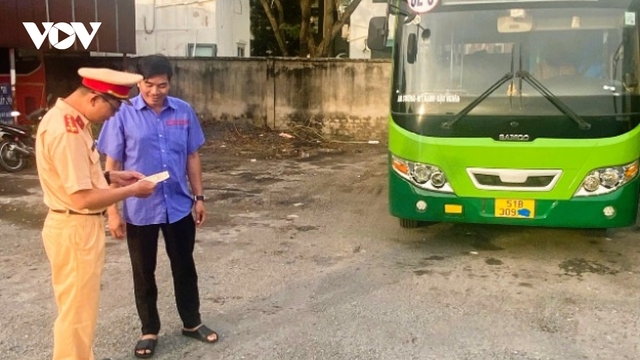 Điều khiển xe buýt leo vỉa hè, tài xế bị phạt tiền và trừ điểm giấy phép lái xe