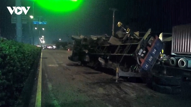 TP HCM: Xe cẩu chở hàng chục trụ bê tông bị lật đổ, quốc lộ 1A tắc dài