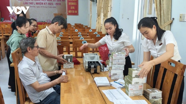 Người dân Lâm Đồng nhận tiền đền bù dự án Khu công nghiệp Sơn Mỹ 1