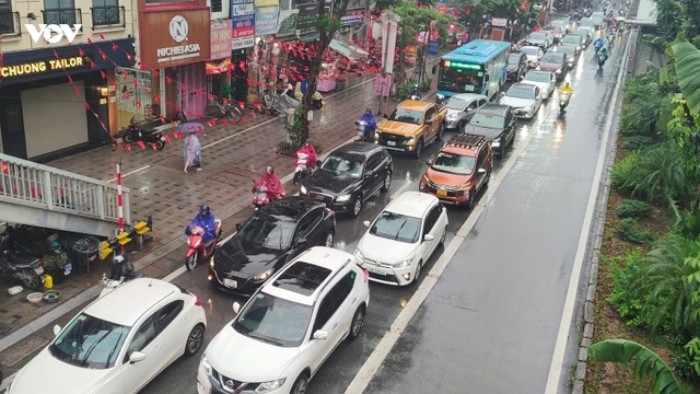 Mưa to kéo dài từ đêm đến sáng, nhiều đường phố Hà Nội lại kẹt cứng